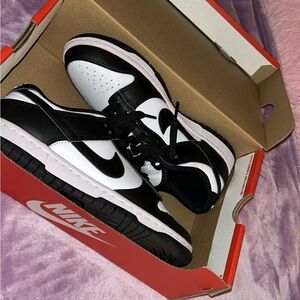 Nike dunk low. White/ black